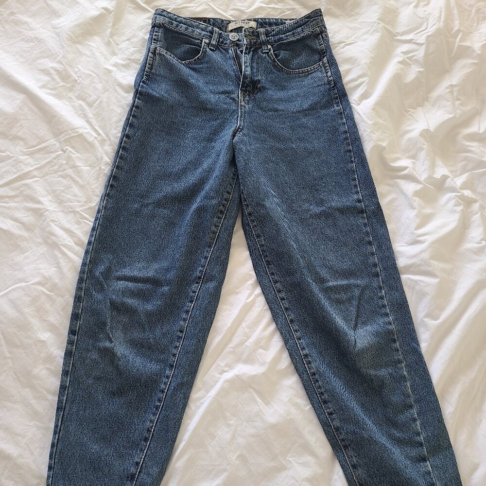 Dark blue jeans.  Perfectly narrowed to the bottom.  100% cotton, size 26. Hit m